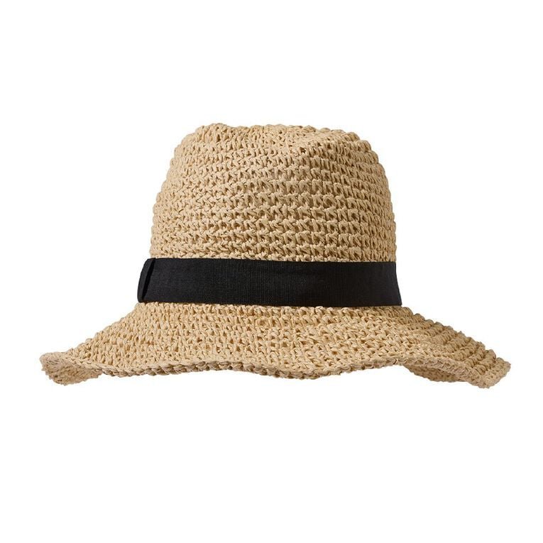 Un chapeau cloche en paille tressée avec un nœud noir. 