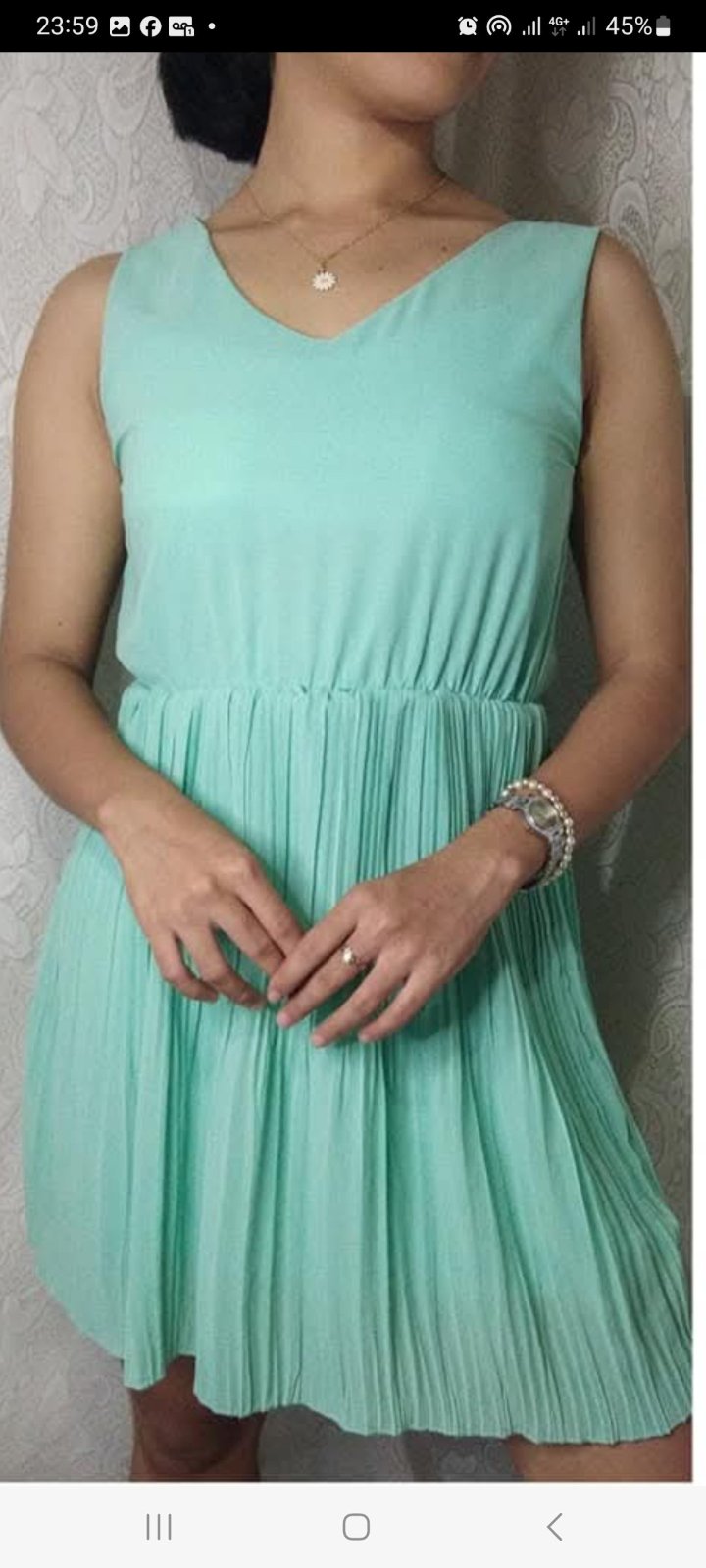 Une robe de jour vert menthe sans manches de la marque Salsa Jeans, dotée d'une taille cintrée et d'une jupe plissée fluide