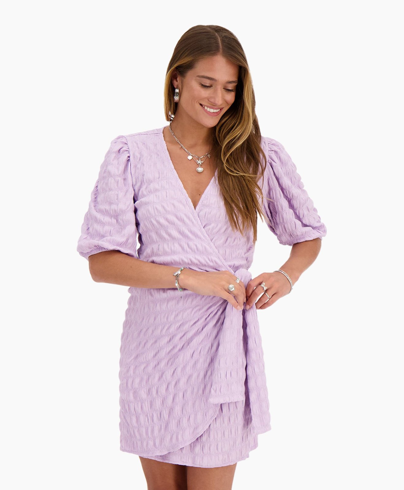Une robe portefeuille lilas à manches courtes avec une texture froissée 36/38 ylabess