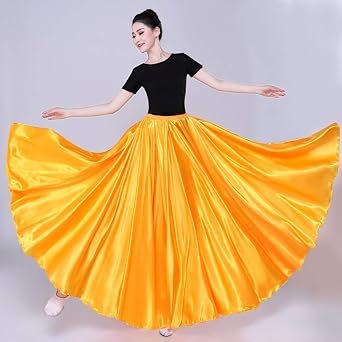 Jupe longue satinée jaune se distingue par sa taille élastique confortable et son ampleur généreuse.