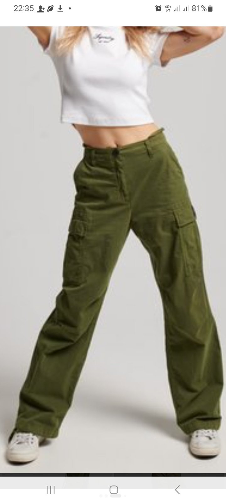 Pantalon est un pantalon cargo pour femme de couleur vert olive ou kaki,