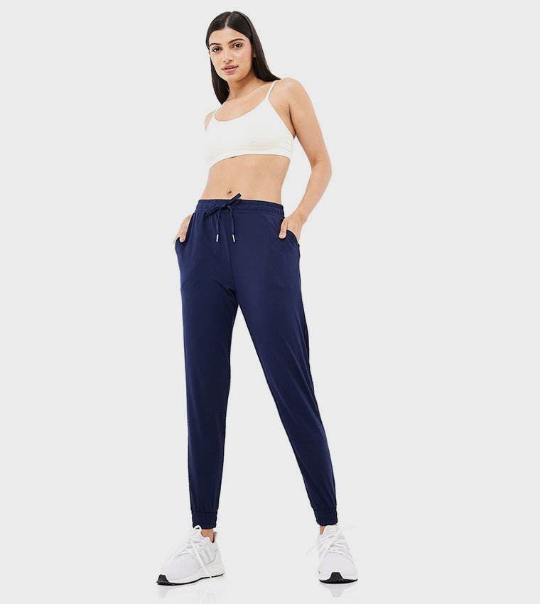 Un pantalon de jogging bleu foncé