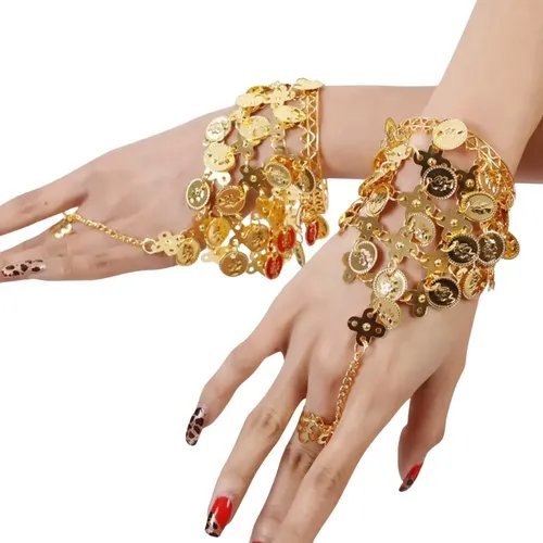 Manchette dorée de style oriental est ornée de nombreuses petites pièces de monnaie suspendues et reliée à une bague assortie.