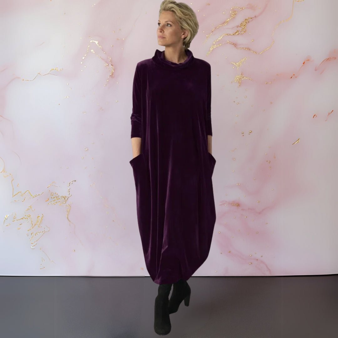 Élégante robe longue en velours violet se distingue particulièrement par sa texture douce et chaleureuse ainsi que par ses pratiques poches latérales
