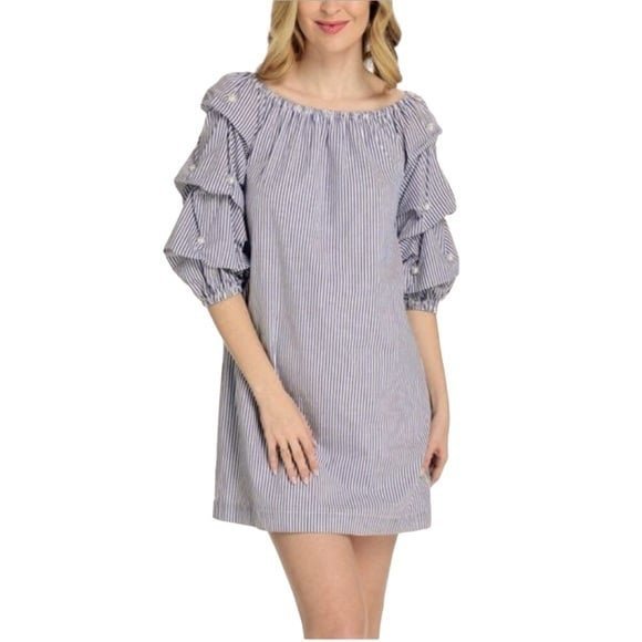 Robe à rayures noir et blanc présente des manches à volants ornées de perles 