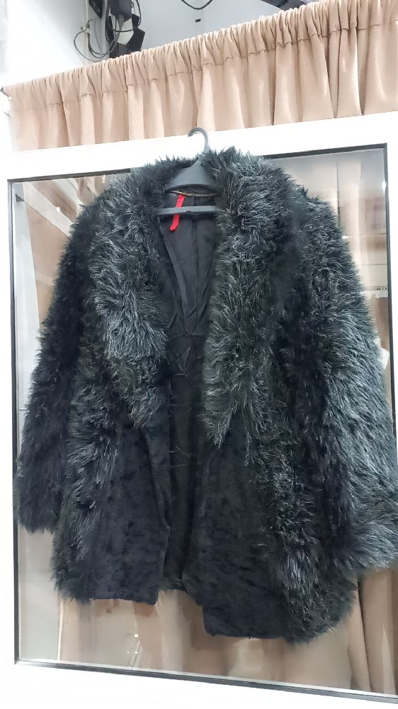 Manteau fourrure noir et gris 
