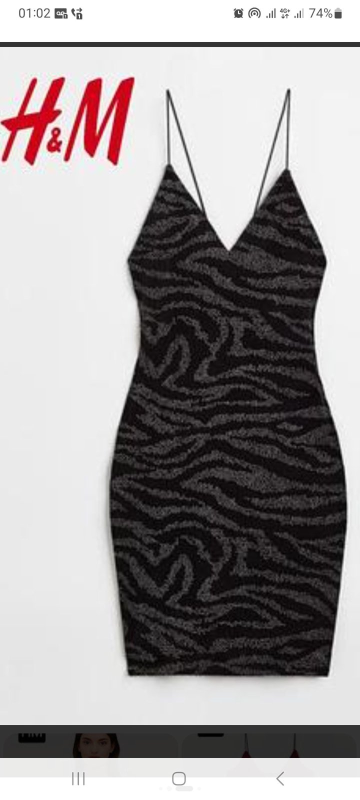 Robe  soirée courte H&M se distingue par son imprimé zébré pailleté sur un fond noir.