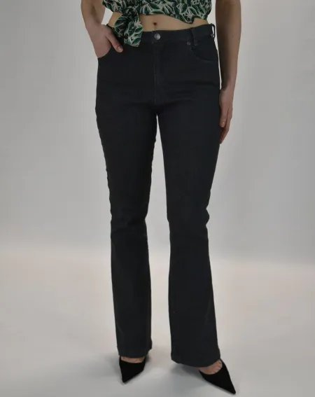 Un jean noir de coupe bootcut ou flare, évasé à partir du genou. 