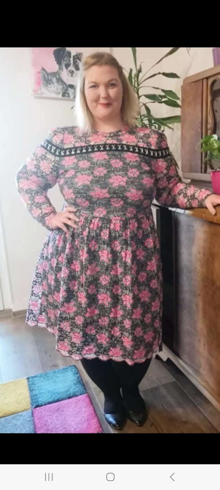 Robe ASOS en dentelle rose et noire présente un style floral et gothique avec des détails froncés et festonnés