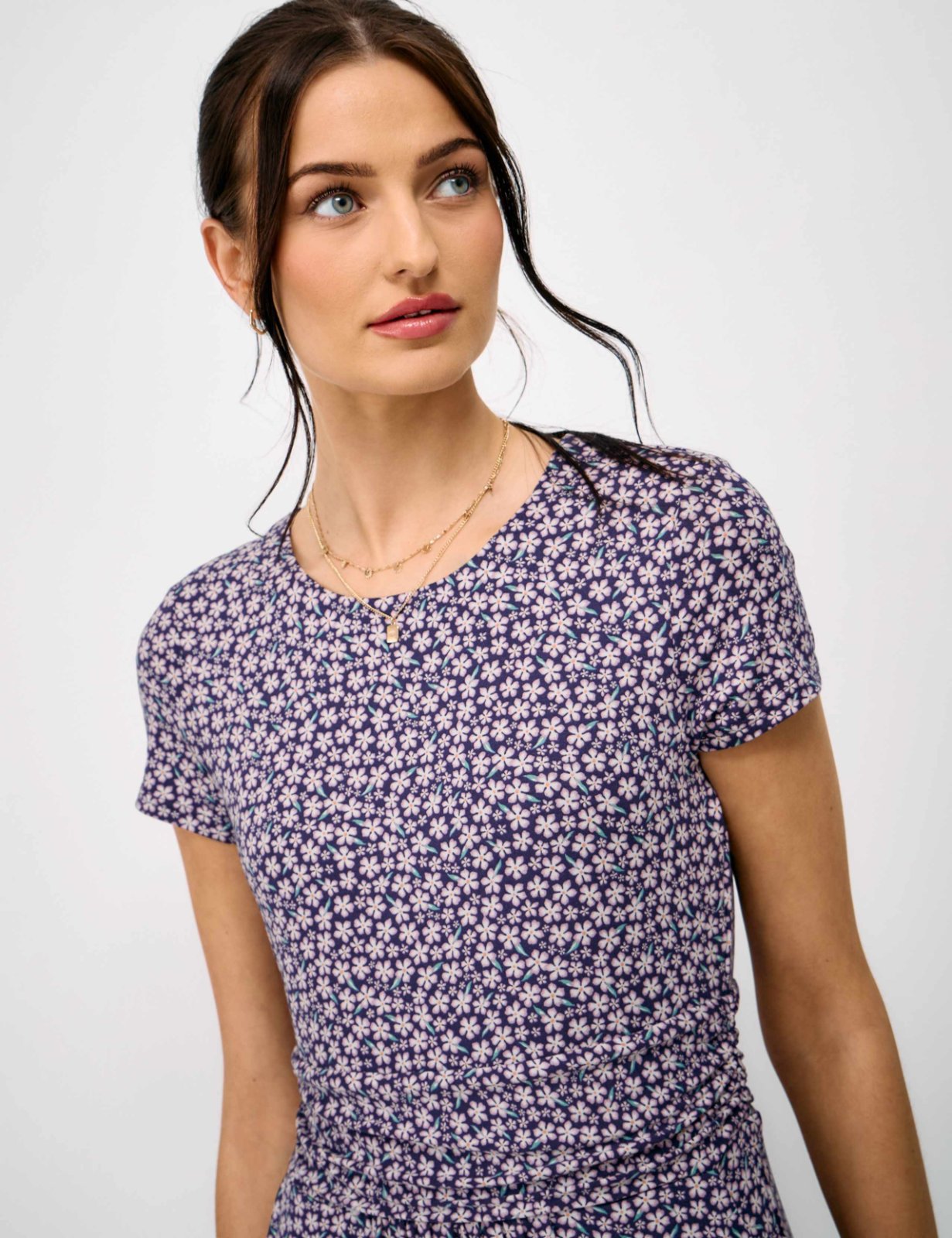 Haut Garage est un t-shirt floral violet avec un dos dégagé