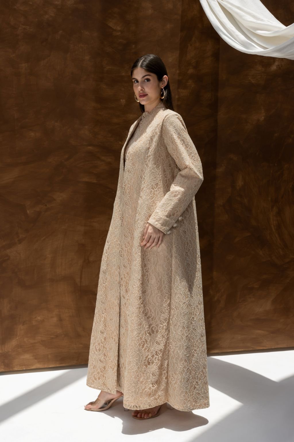 Robe beige doré de style dubaïote présente une broderie complexe sur les manches et l'ourlet inférieur bleu et dorées 