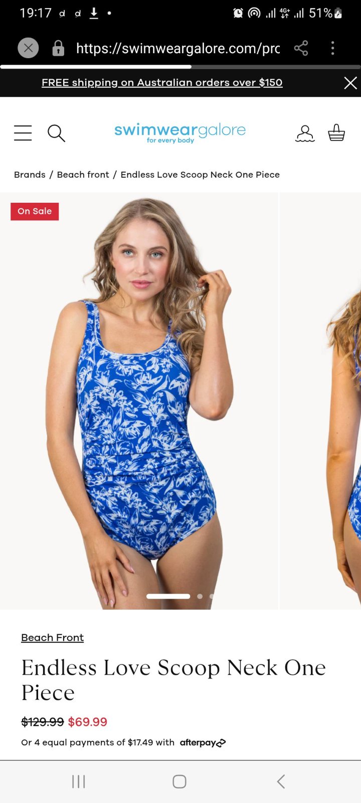 Un maillot de bain une pièce bleu avec un motif à feuilles tropicales blanches, idéal pour la plage ou la piscine.