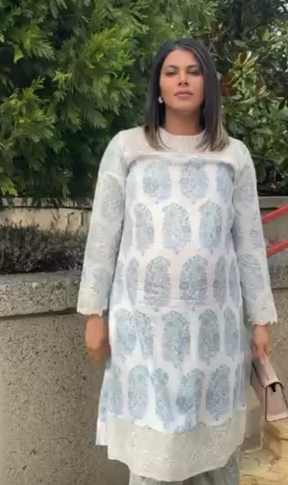 Une kurta brodée de marque Ethnic avec un motif imprimé bleu sur fond blanc. 