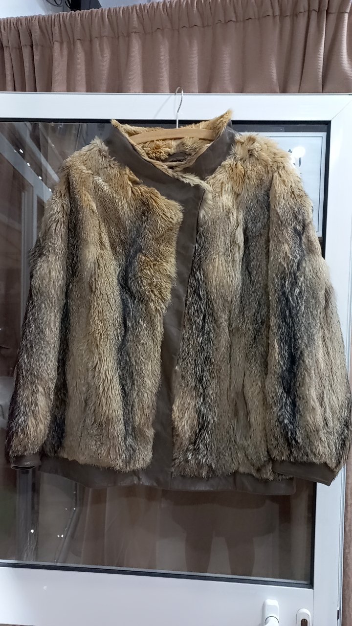 Un veste  manteau en fourrure vintage. 