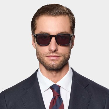 Lunettes de soleil de la marque RenBay se distingue par sa monture noire mate à double pont et ses verres teintés sombres offrant une protection UV à 100 %.