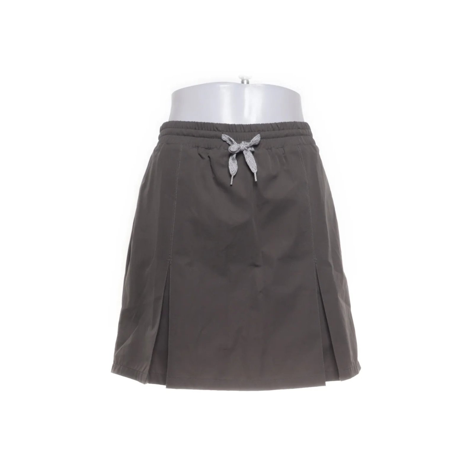  jupe short  vert olive est dotée d'une taille élastique avec un cordon de serrage fonctionnel, similaire au modèle de jupe-short de randonnée NH500 de chez Decathlon.