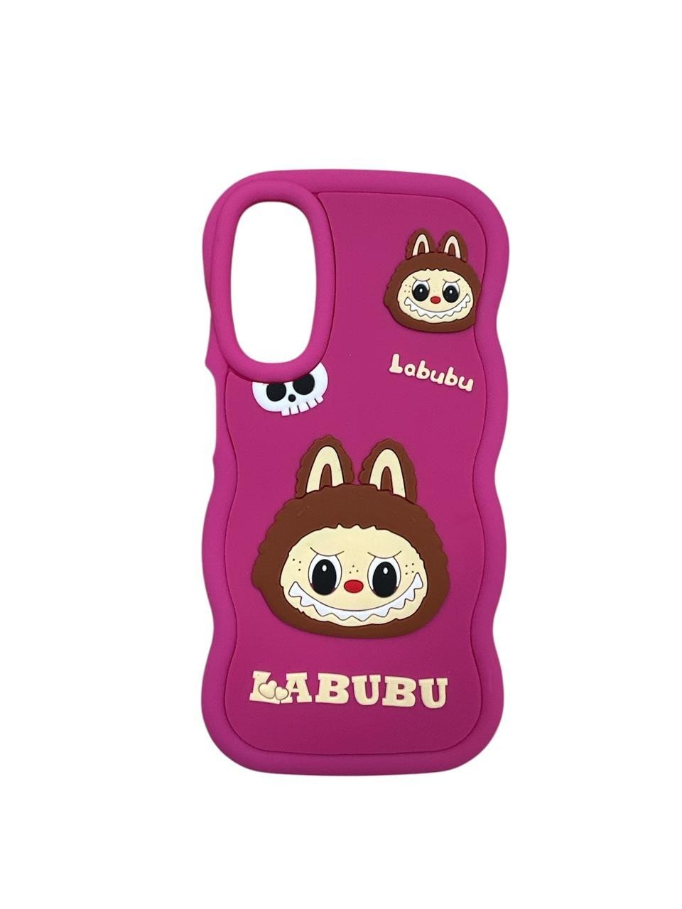 Coque fuchsia est conçue en silicone souple et arbore un design 3D du personnage Labubu.