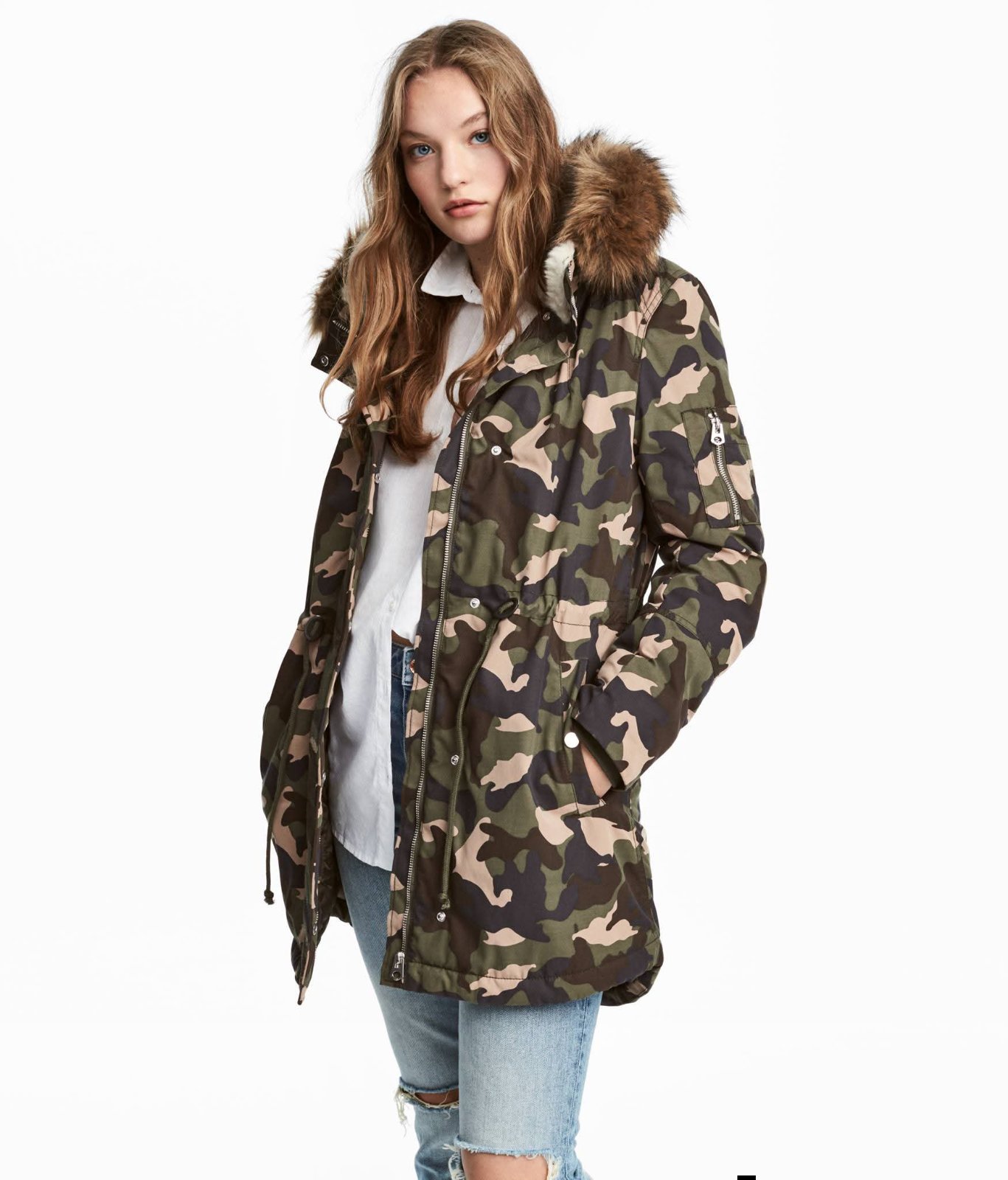 Parka matelassée H&M pour femme est dotée d'une doublure en fausse fourrure et d'un motif camouflage vert. 