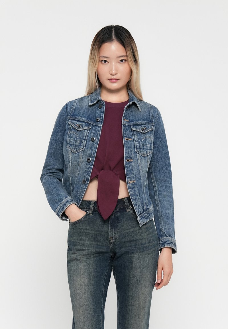 Veste en jean bleu clair ressemble beaucoup au modèle "BASIC DENIM JACKET" de chez Zara tlabess M fort 