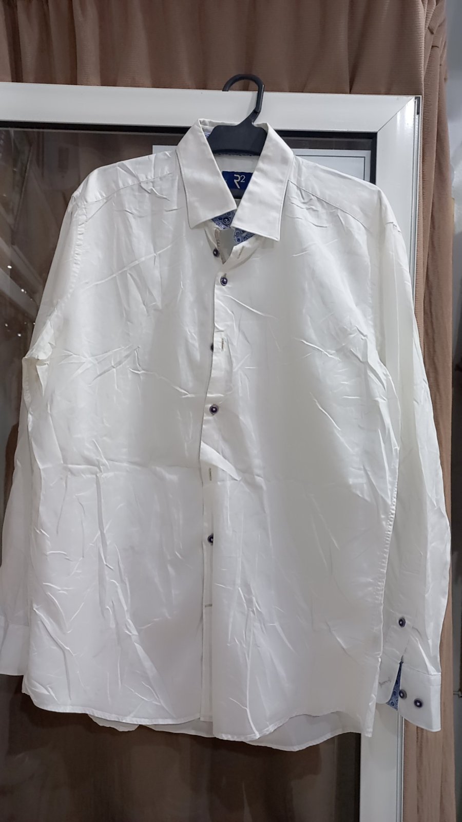 Chemise blanche en très bonne état  evec détails bleu 