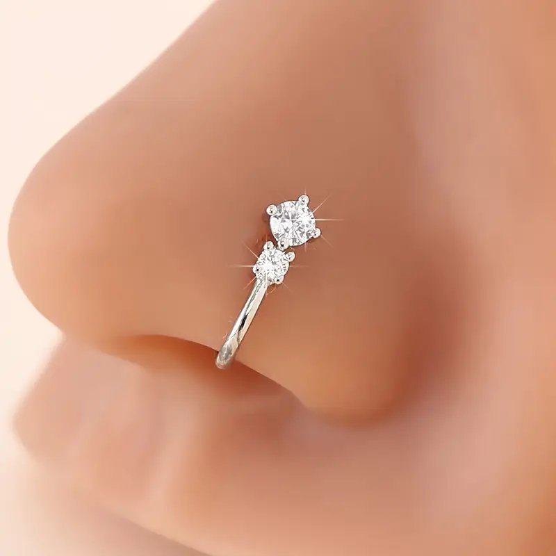  faux piercing de nez Temu est en cuivre et orné de deux zircons synthétiques.