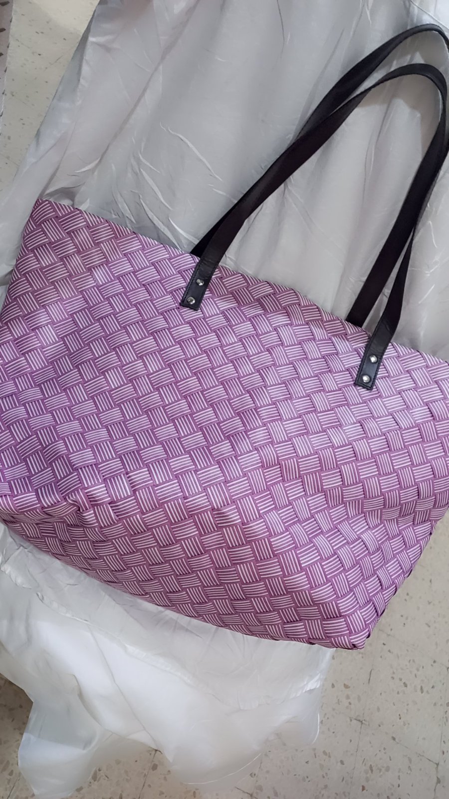 Sac fourre-tout Bottega Veneta Intrecciolusion en nylon de couleur violet rose  Ce modèle est léger et pliable 100 % nylon  avec des linge tressé  Deux poignées plates en cuir marron foncé importé de la France 