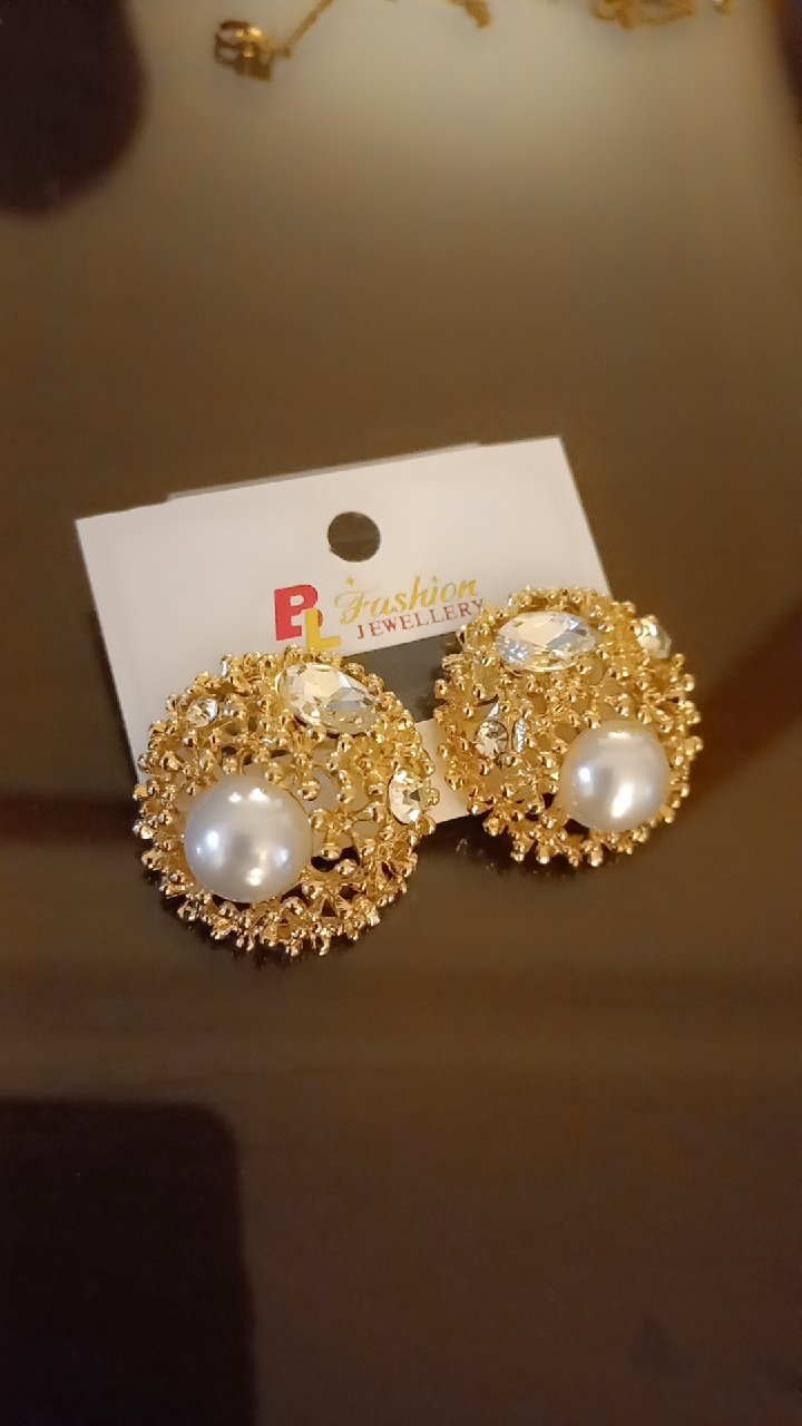 Boucles d'oreilles sont des bijoux fantaisie de marque PL Fashion Jewellery