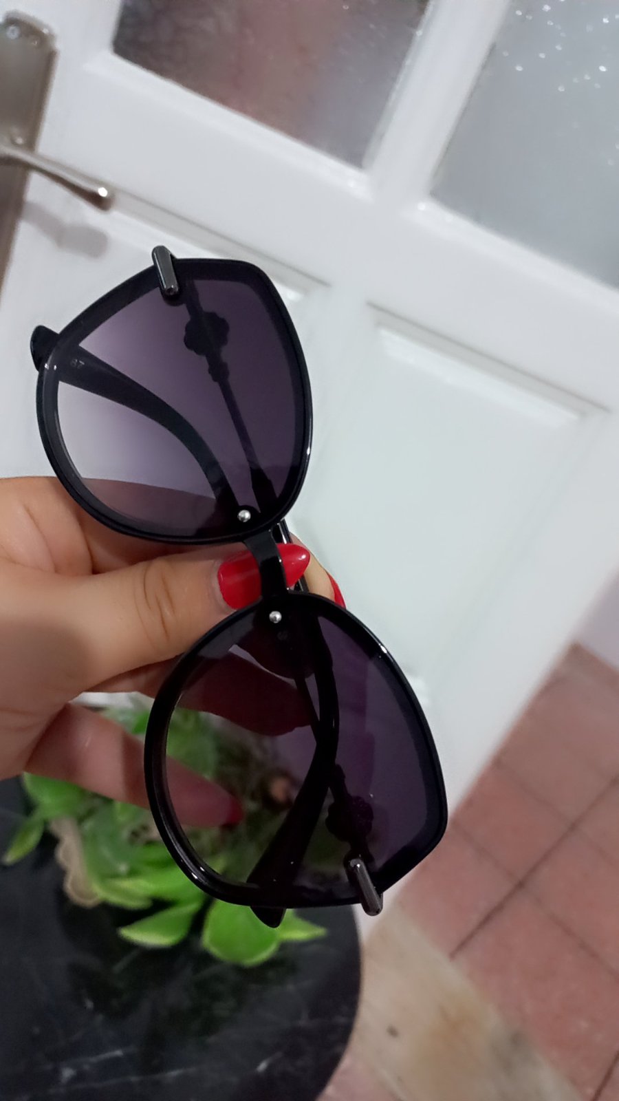  lunettes de soleil carrées et surdimensionnées pour femme de style rétro se distinguent par une monture noire élégante et un emblème distinctif en forme de croix gothique ou celtique en métal argenté sculpté sur la charnière des branches