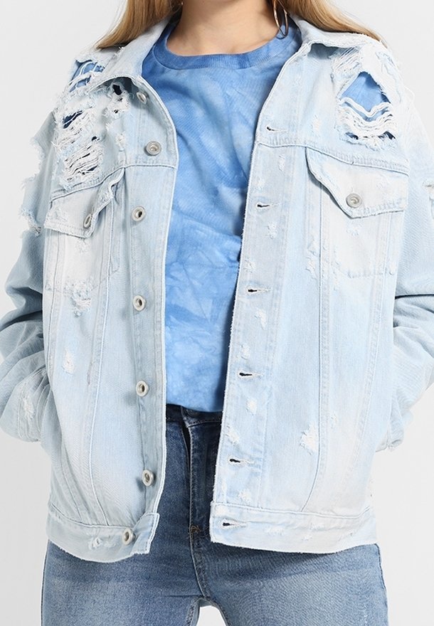 Une veste en jean déchirée pour femme de style décontracté