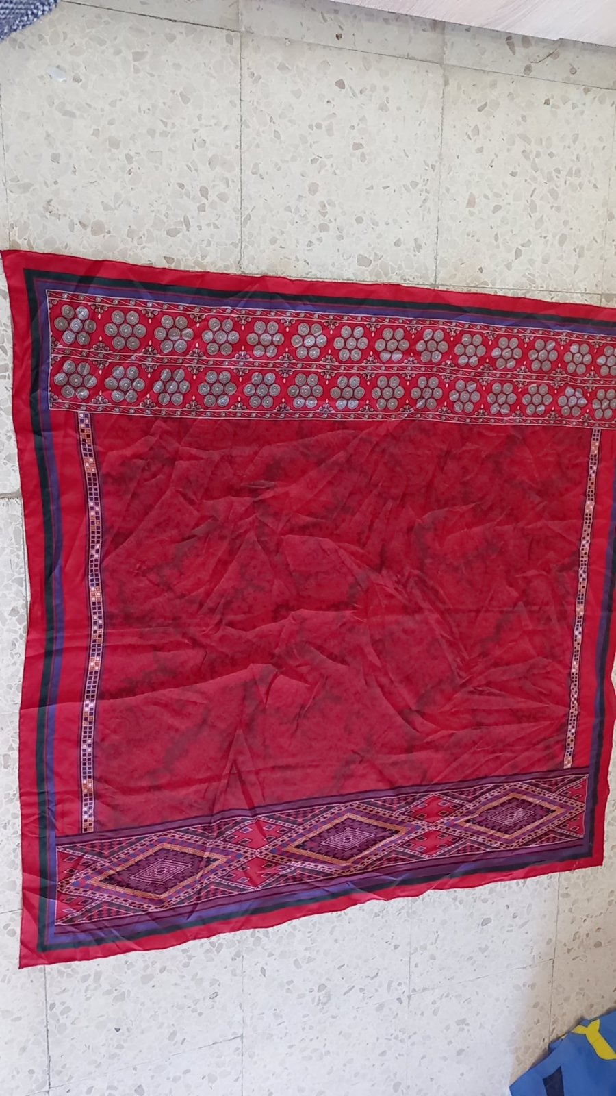 Foulard authentique signé par mercedes benz sur les deux coins État neuf 80cm/80cm