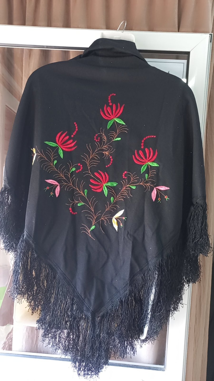 Un châle flamenco noir traditionnel soirée avec des paillettes, inspiré des célèbres mantones de Manila, idéal pour un look flamenco, une tenue de cérémonie ou pour apporter une touche d'élégance à une tenue sobre. 