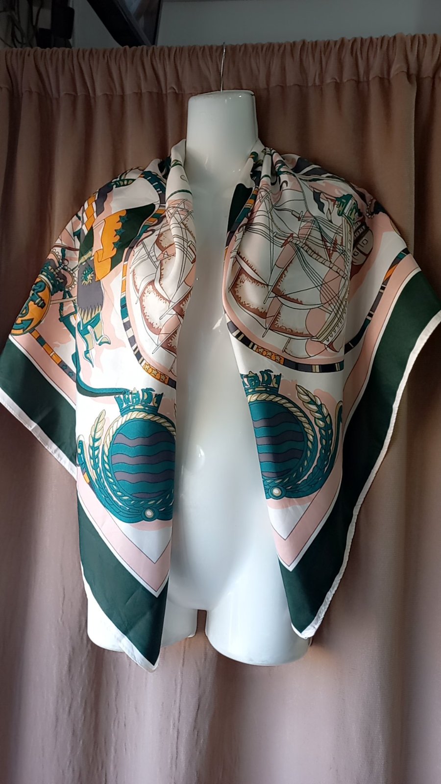 Foulard en soie avec un motif d'inspiration nautique et équestre de la marque française etao 110 cm/ 110 cm