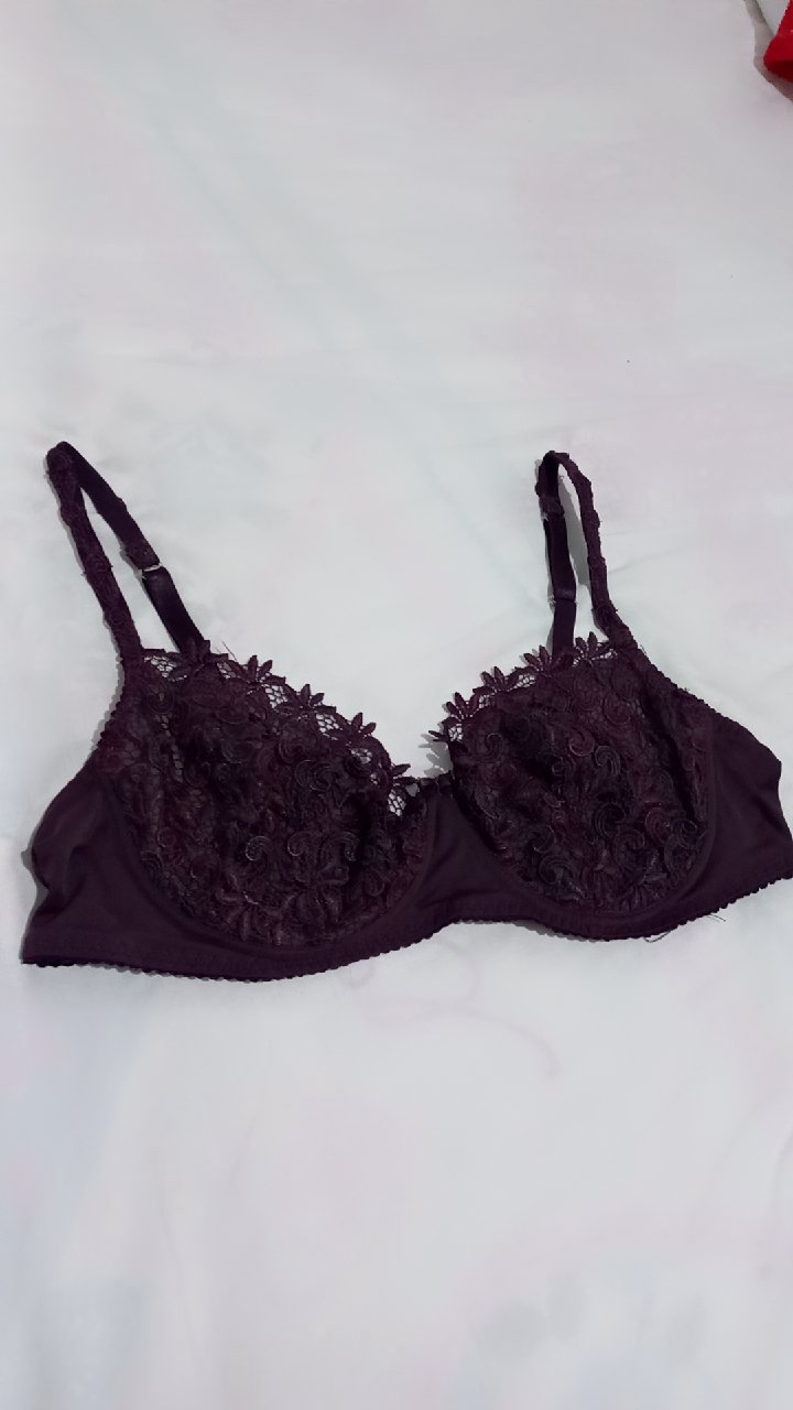 Soutien-gorge à armatures prune se distingue par ses bonnets recouverts d'une dentelle florale texturée et ses bretelles réglables assorties 85 c 