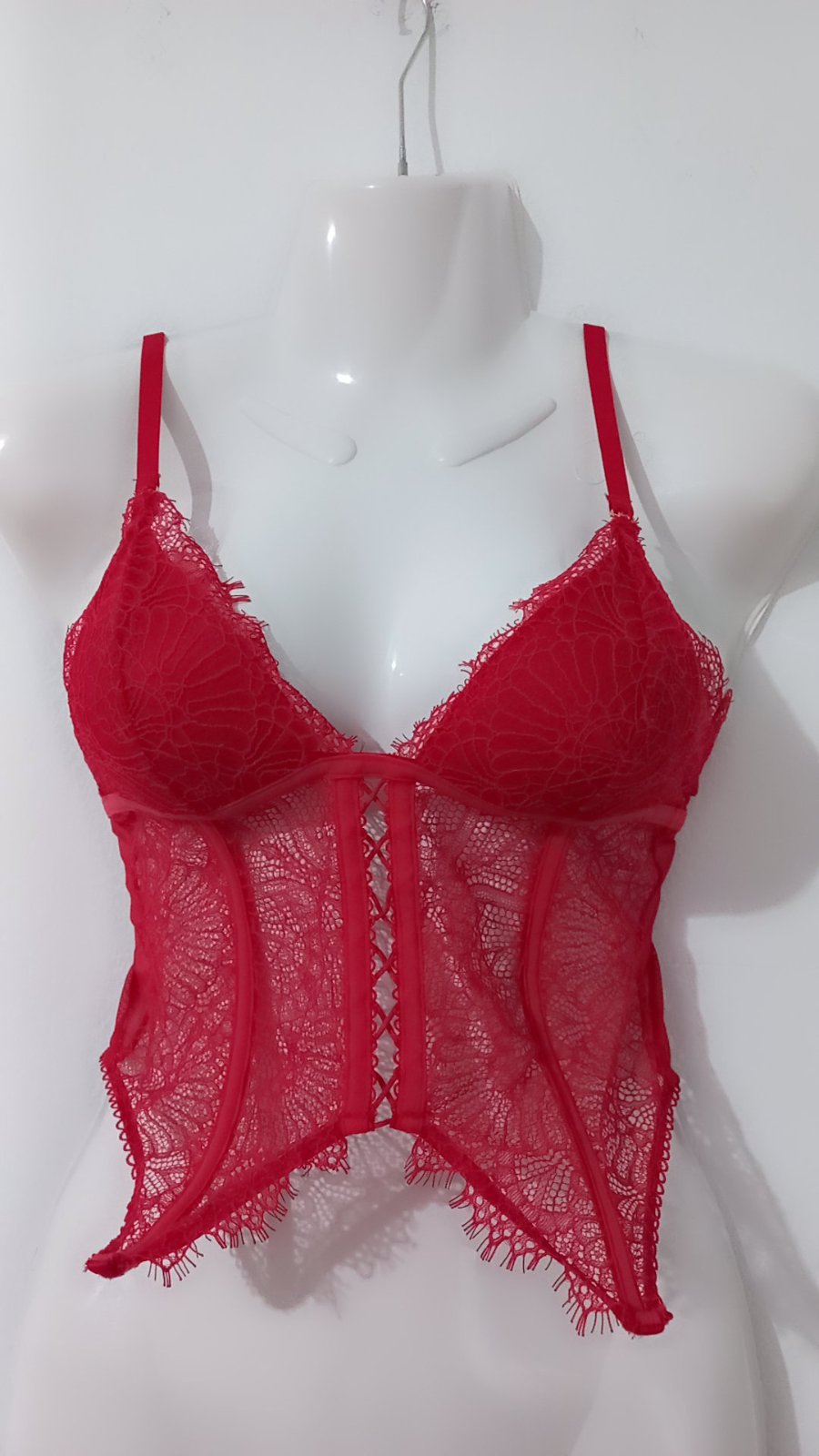 Une guêpière en dentelle rouge vif, doté de bretelles réglables et d'un laçage central à l'avant