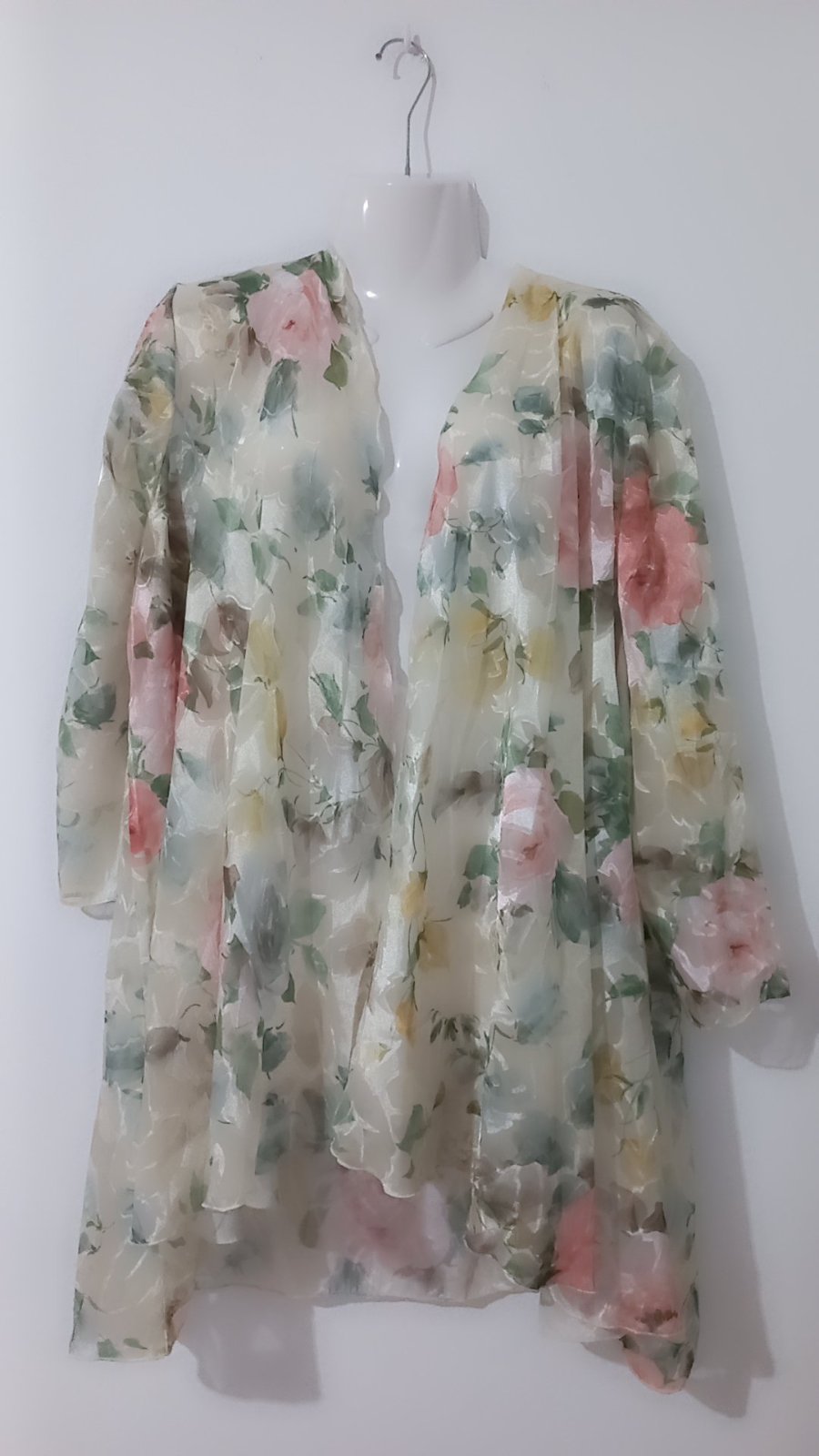 Kimono en organza transparent de Jeffrey & Dara Evenings par Tom Barra se distingue par son motif floral en aquarelle aux tons doux sur un fond blanc cassé