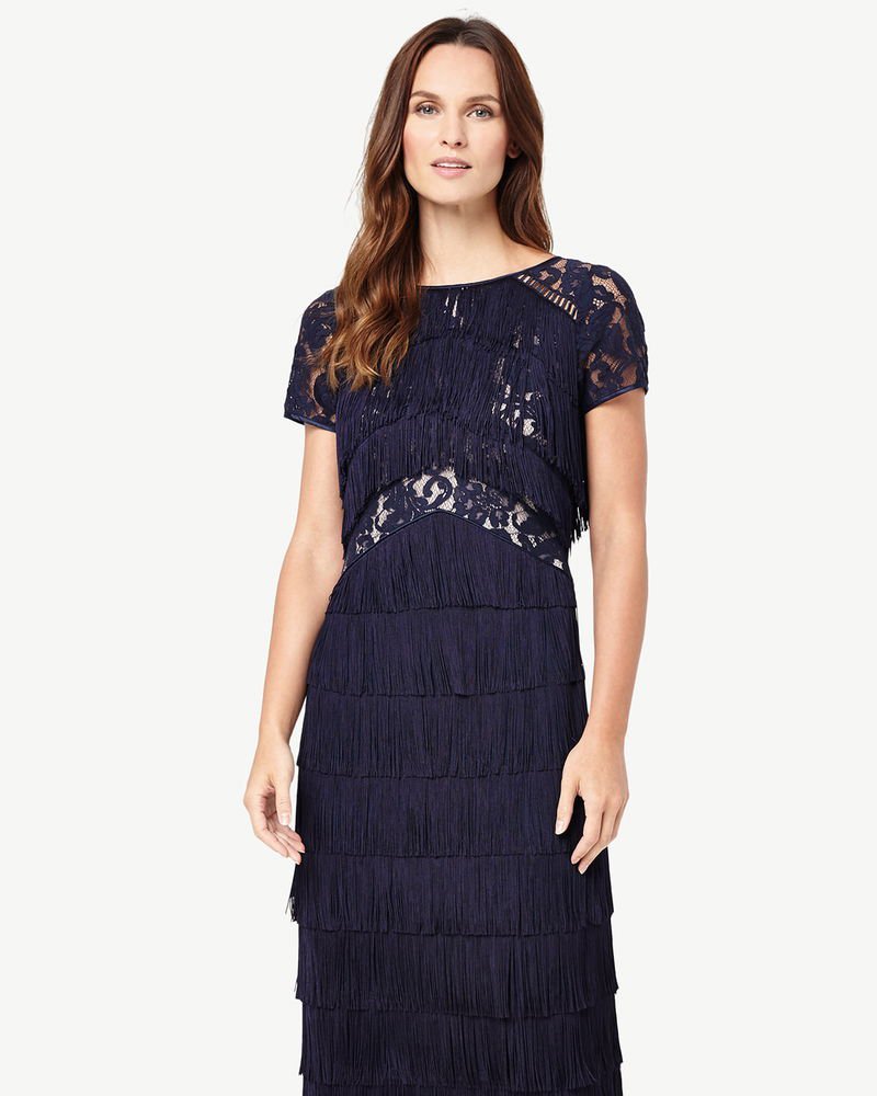 Une robe de soirée longue Phase Eight modèle Astraea, caractérisée par sa jupe à franges étagées et sa dentelle élégante