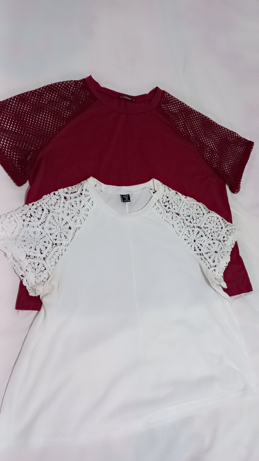 T-shirt blanc fluide de la marque SHEIN se distingue par ses manches courtes raglan entièrement confectionnées en dentelle crochetée ajourée aux motifs floraux géométriques.