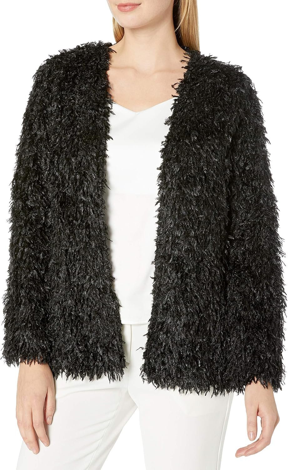 Veste  noir pour femme de style veste poilue avec col montant et manches longues. 