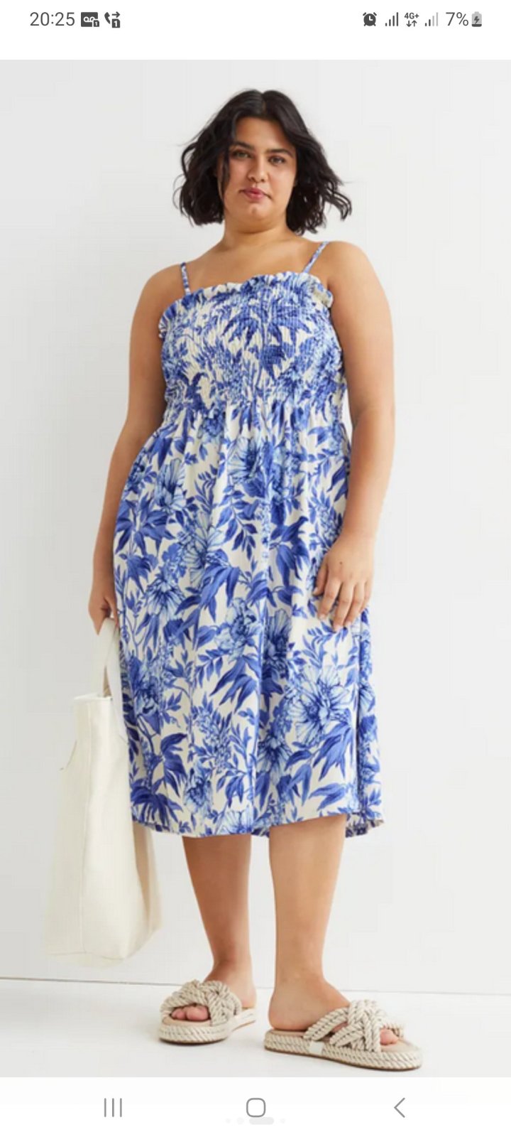 Robe H&M à motif floral bleu et blanc présente un corsage smocké et des bretelles réglables.