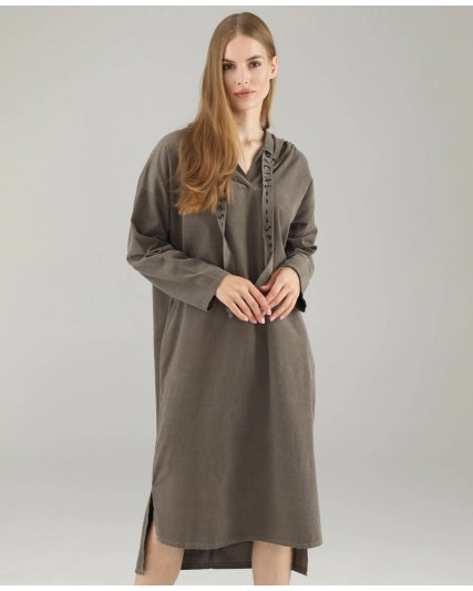  un pull à capuche de couleur taupe/marron avec des détails cloutés et des bordures effilochées.
