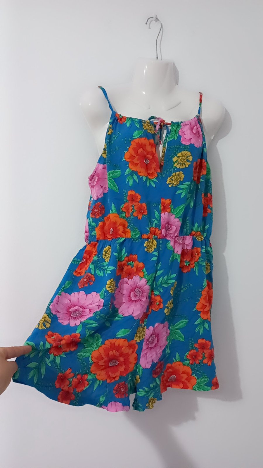 Combi-short d'été Papaya se distingue par son tissu en viscose fluide bleu roi orné d'un motif floral multicolore orange, rose et jaune, complété par une taille élastique et de fines bretelles.