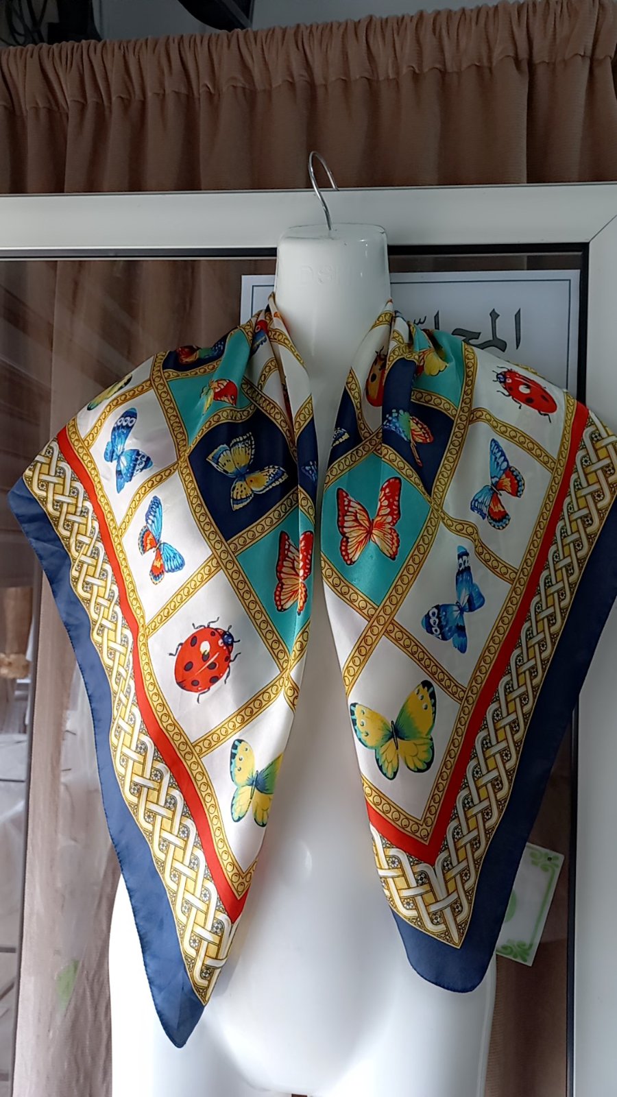 Foulard en soie est un carré de la marque de luxe Hermès. 