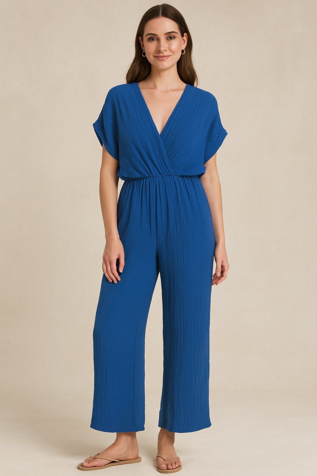 Combinaison pantalon plissée bleu roi est dotée d'un col cache-cœur sophistiqué.