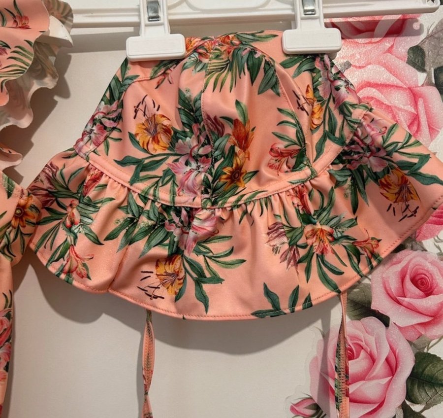 Chapeau enfant H&M avec un motif tropical et des détails à volants.