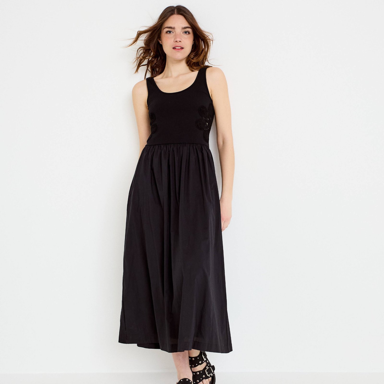  robe longue noire H&M Divided présente un haut ajusté sans manches et une jupe fluide.