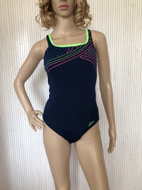 Maillot de bain une pièce pour femme Nabaiji modèle VFSV045, de couleur bleu marine avec des rayures rose et vert fluo. 