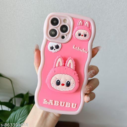 Une coque de téléphone en silicone rose, compatible avec le modèle Realme C61  désigné labubu