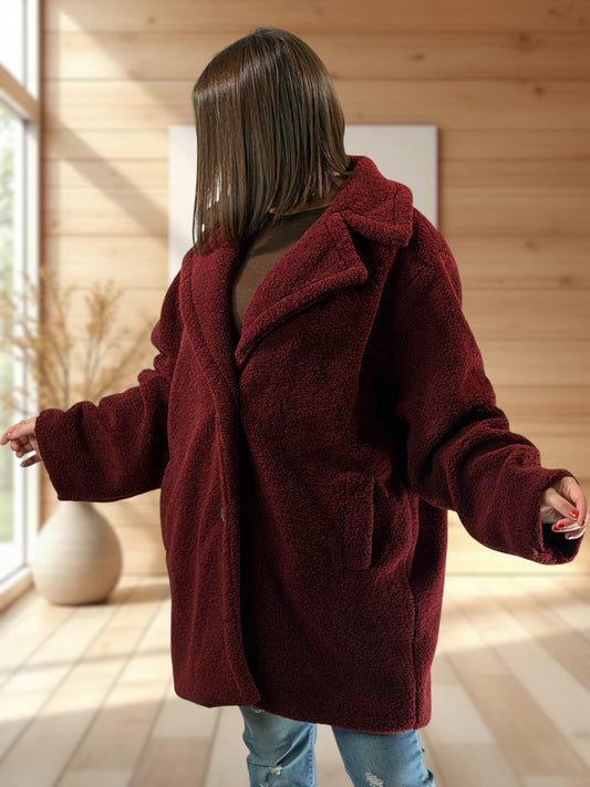 Manteau teddy bordeaux de la marque ONLY se distingue par sa matière duveteuse et son col à revers classique