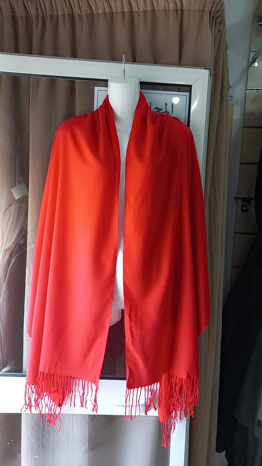 Châle rouge est un modèle de Tapp Collections en pashmina, reconnu pour sa finesse et sa douceur. 