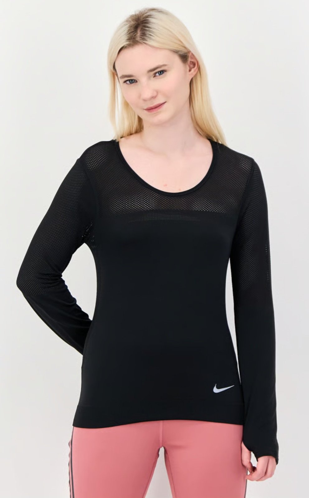 Un haut de sport noir à manches longues Nike de la gamme Dri-FIT.